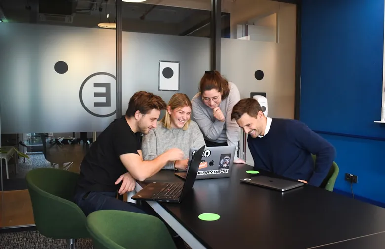 Team einer Kreativagentur arbeitet an der Content-Strategie